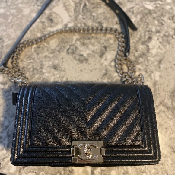 Chanel boy chevron caviar with gold hardware - Picture 2 of 6